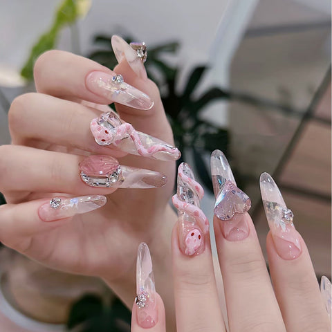 Manucure faite à la main pure portant un faux ongle autocollant glace pure à travers un patch de manucure bébé serpent rose m3331214