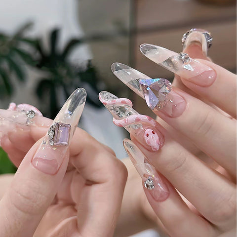 Manucure faite à la main pure portant un faux ongle autocollant glace pure à travers un patch de manucure bébé serpent rose m3331214