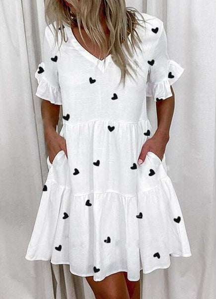 Kurzes Kleid mit Rüschen und Taschen und Print M300182 