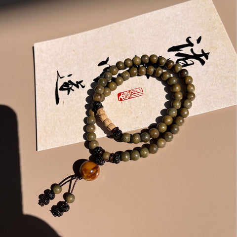 Armband aus grünen Sandelholzperlen mit doppeltem Kreis, Armband aus grünem Sandelholz und Sandelholz, Armband aus Passionssamen m3331262. 