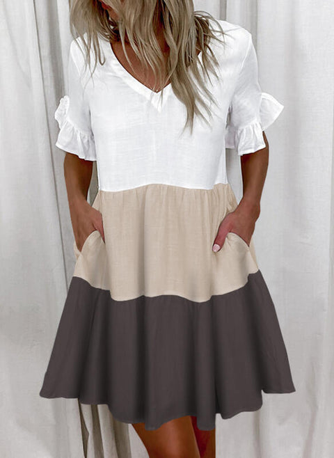 Kurzes Kleid mit Rüschen und Taschen und Print M300182 