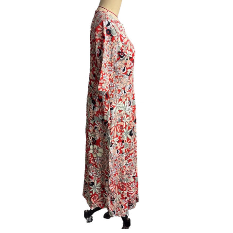 Elegantes Kleid mit V-Ausschnitt und Fünfviertelärmeln und Print m301208 