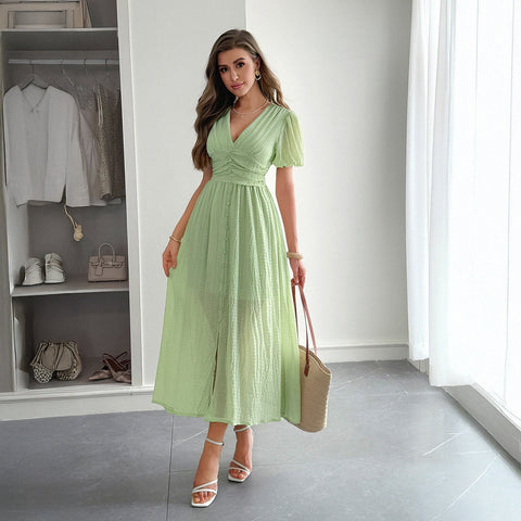 Langes Kleid im Urlaubsstil mit tiefem V-Ausschnitt und kurzen Ärmeln, m301395 