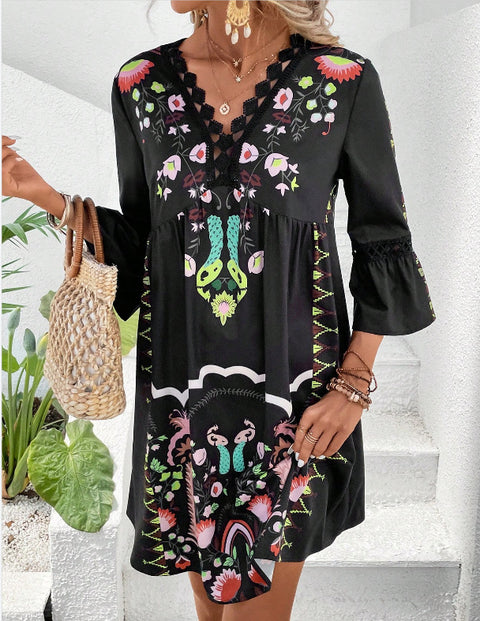 Neues lässiges, vielseitiges Printkleid mit V-Ausschnitt und Spitzenspleißen m300993 