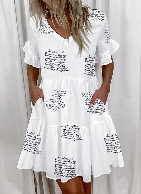 Kurzes Kleid mit Rüschen und Taschen und Print M300182 