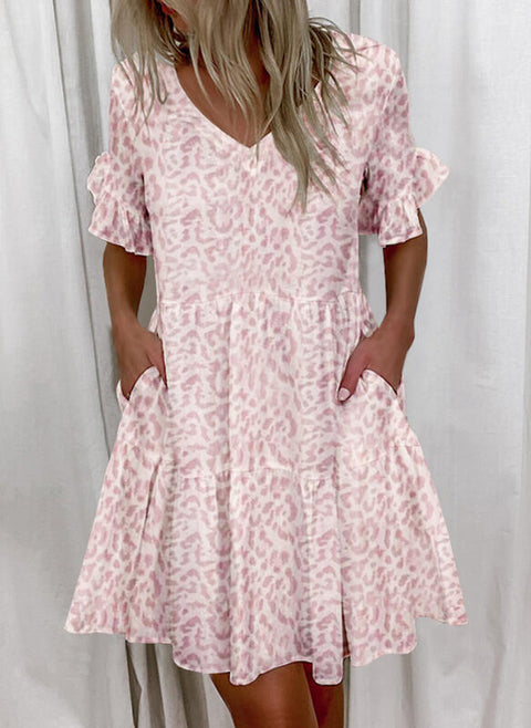 Kurzes Kleid mit Rüschen und Taschen und Print M300182 